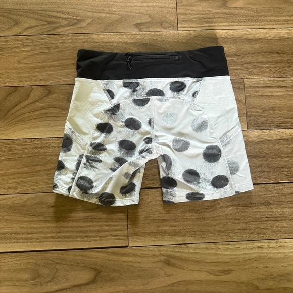 Lululemon Run: Dart and Dash Short | Size 6 | Seaside Dot White/Black - Picture 4 of 7